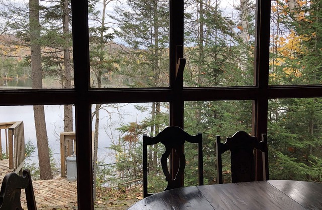 Charming lakeside cottage with large deck and indoor sauna, 20 m to Tremblant