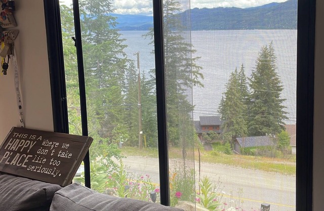 Charming, Lakeside 5th Wheel Trailer over looking the Beautiful Shuswap Lake