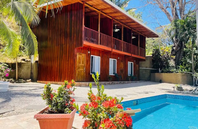 Charming lodge in beautiful Playa Samara with WiFi