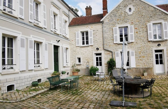 Charming mansion in the Fontainebleau forest