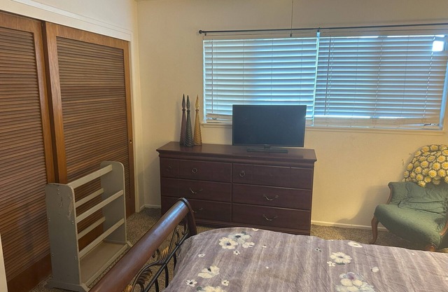 Charming master suite in Citrus Heights with WiFi and Laundry facilities