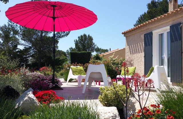 Charming modern air-conditioned villa for 6 people.