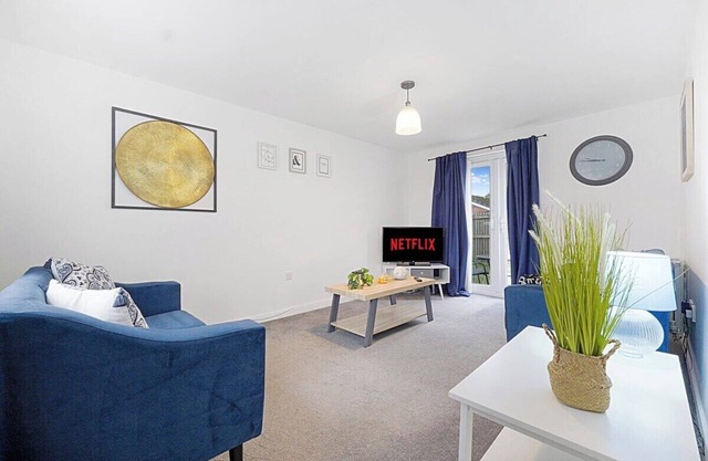 Charming Modern Home, Near High Street, Sleeps 5