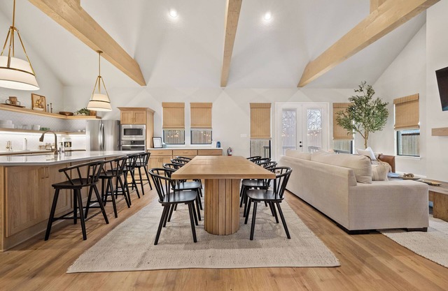 Charming new home in downtown New Braunfels, close to shops, dining & more!