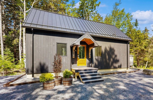 Charming New Home with Hot Tub, Spacious Deck, Gas Grill, WiFi, and Washer/Dryer