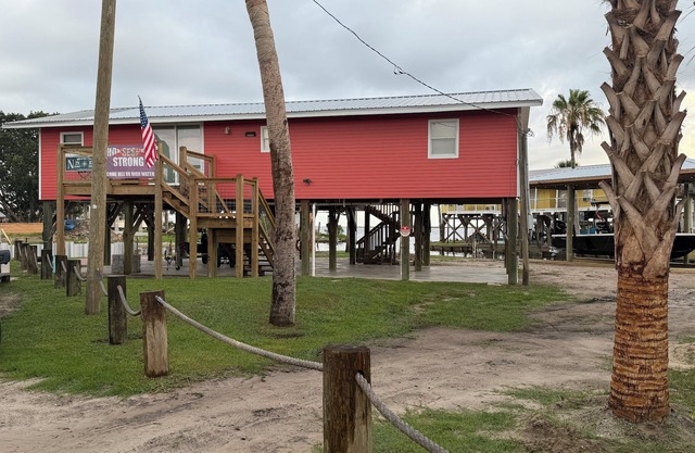 Charming newly renovated 3-bedroom Gulf view house in lovely Horseshoe Beach.