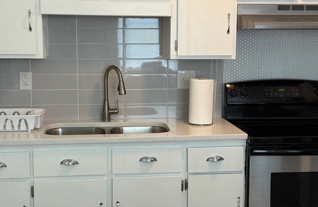 Charming Northlake 2-bedroom House, Direct Route to Airport/Downtown