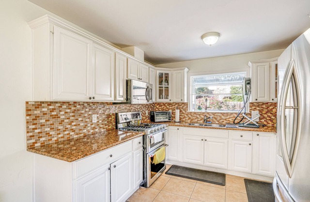 Charming Oakland Home w/Fireplace & Deck!