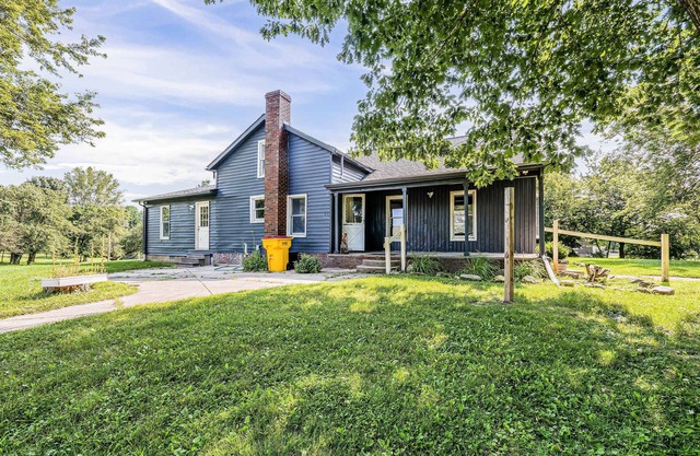 Charming old farmhouse, spacious 2-bedroom on 2+ acres