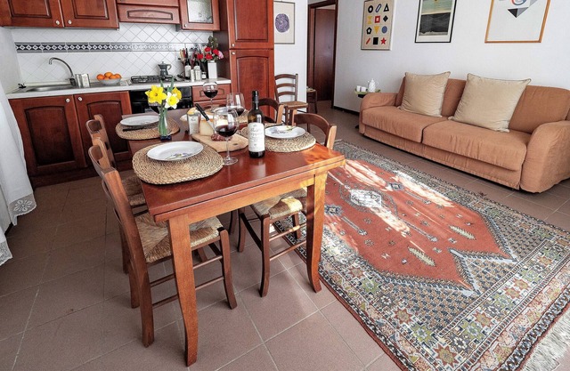 Charming Olive Farm Apartment, Private Patio, Beautiful Views, Close to Village