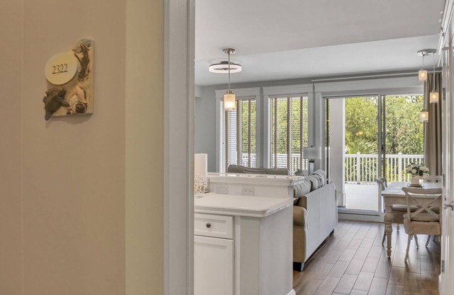 Charming One-Bedroom Unit: Balcony, Kitchen, Washer/Dryer for Your Convenience at Sandestin Golf and Beach Resort!
