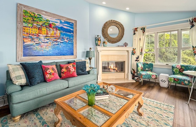 Charming penthouse with two balconies & harbor views