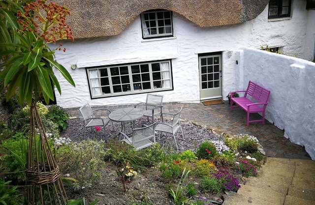 Charming period thatched cottage - close to beach & coast path.