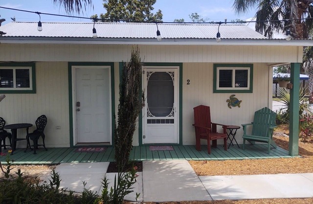 Charming pet friendly cottage in downtown Port St Joe
