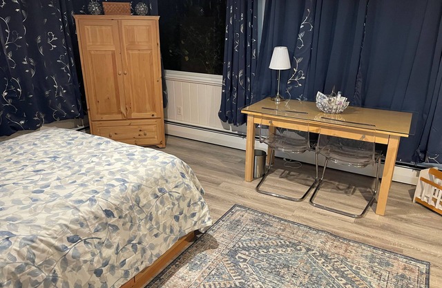 Charming private room, private entrance, quiet dead end street!