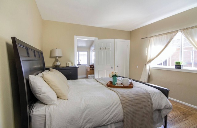 Charming private room, private bath in delightful East Palo Alto