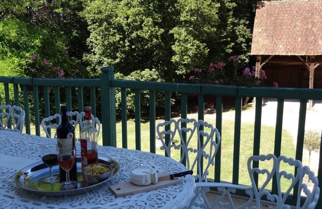 Charming property on 3 hectares of parkland, peace and quiet 1km from the town center