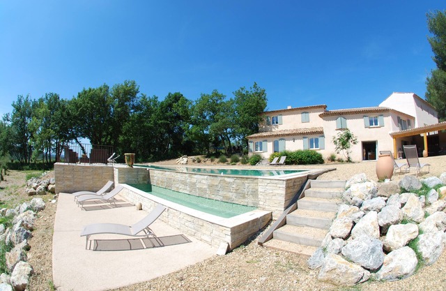 Charming property, Spa and 16.5m swimming pool in an exceptional site