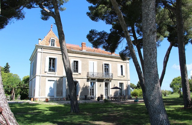 Charming property without swimming pool on the Bassin de Thau for 10 people.