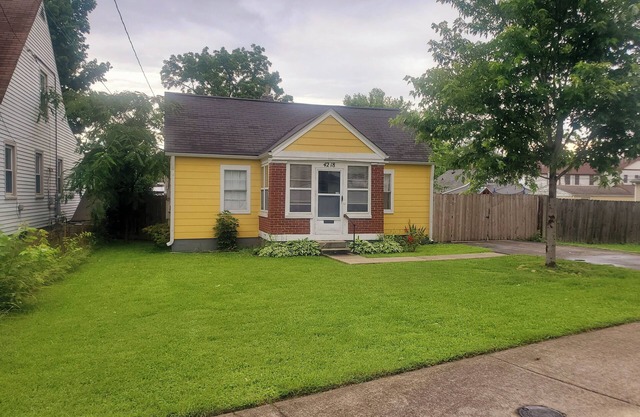 Charming, Quaint 2-bedroom house with AC, WiFi in Wonderful Louisville