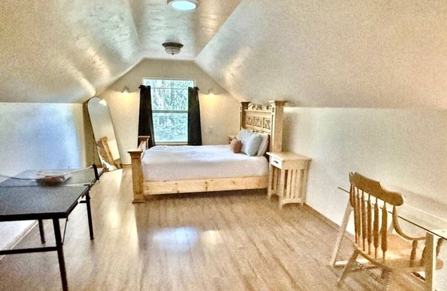 Charming Quiet custom cottage!nPing Pong, Ninja Warrior setup!nFirepit, orchard!
