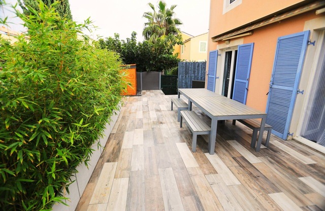 Charming Renovated House 200m from Beach & port - Sleeps 6-8, A/C