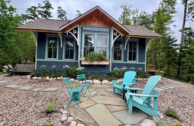 Charming & renovated airy Train Depot turned cottage steps from Lake Michigan