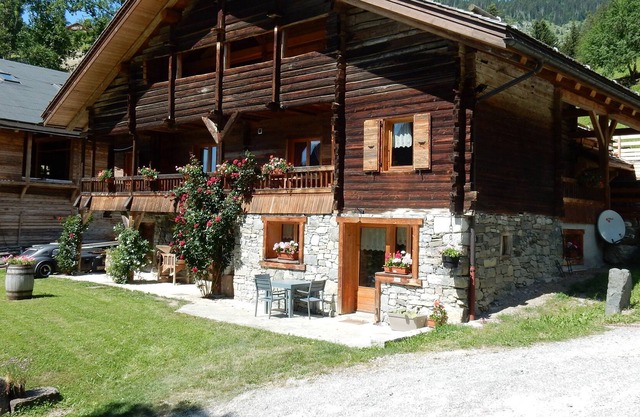 CHARMING RENTAL 5 * WITH JACUZZI IN A RENOVATED SAVOYARD FARM