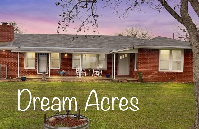 Charming Retreat Pet-Friendly Near SAFB, WF, Hunting, Fishing Adventure nearby.