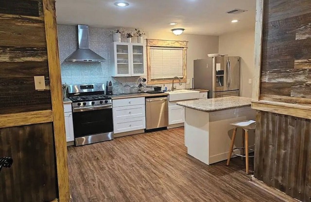 Charming Retreat: Spacious 4 BR Houston Haven - Pool
