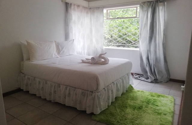 Charming Retreat with Spacious Rooms, Lush Garden, and Ideal for Group Stays