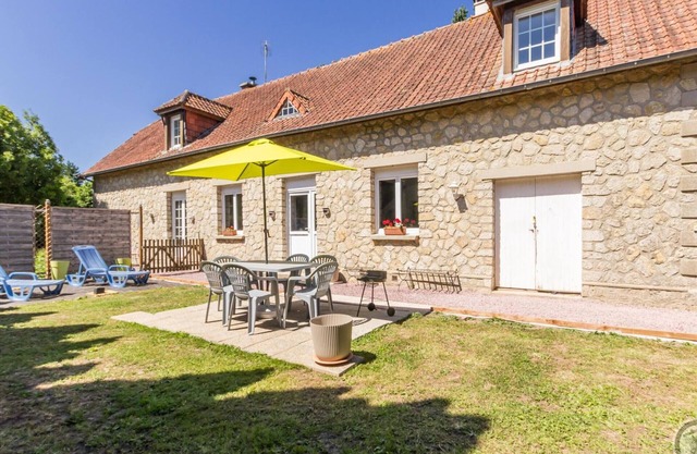 Charming riverside house with garden, pets allowed