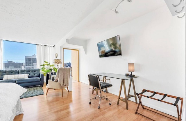 Charming Riverwalk Retreat – Spacious Downtown Condo