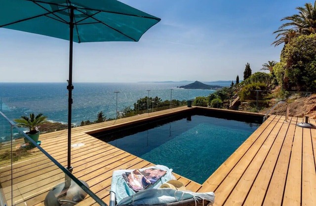 Charming Riviera Villa for 8 Guests, Pool & Sea View