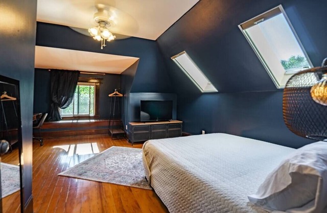 Charming Room in Historic Inn with Parking - Rm 8