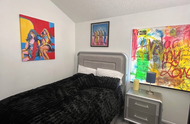 Charming Room in a condo w. Private bathroom Santa Clarita/Art Studio/Gallery
