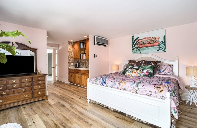 Charming second-floor studio with a private washer/dryer & walkable location