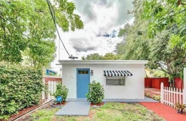Charming secure 2 bedroom home near Miami AirPort. Free parking