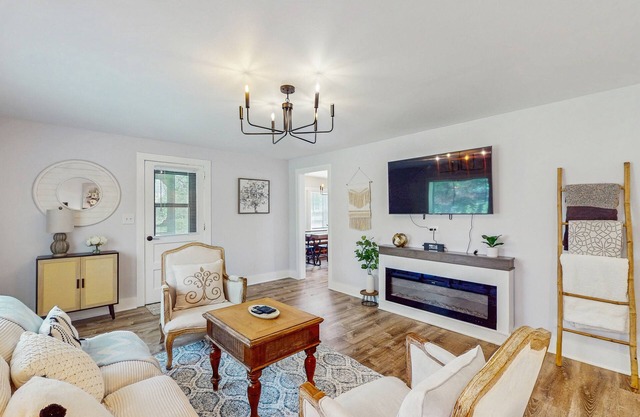 Charming Single Level Retreat with Full Kitchen, Wifi, and Washer/Dryer Combo