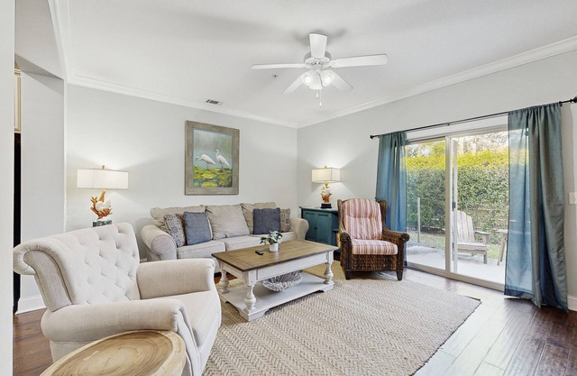 Charming southern townhouse w/enclosed yard & access to community pool