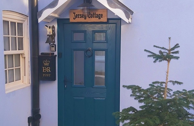 Charming Spacious Cowes Cottage, convenient for High Street, Red Jet & Marina's