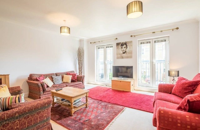 Charming & Spacious House With Free Parking!
