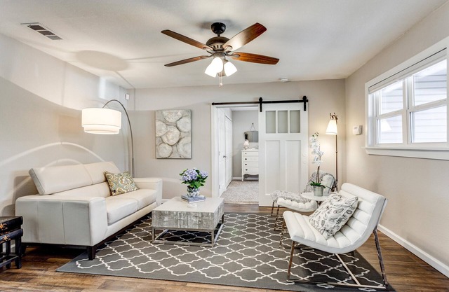 Charming Stones Throw Cottage walk to UNT!