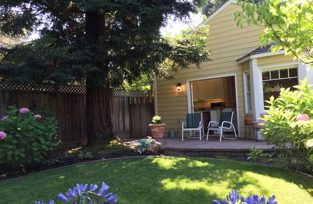 Charming studio cottage w/lovely gardens, close to town