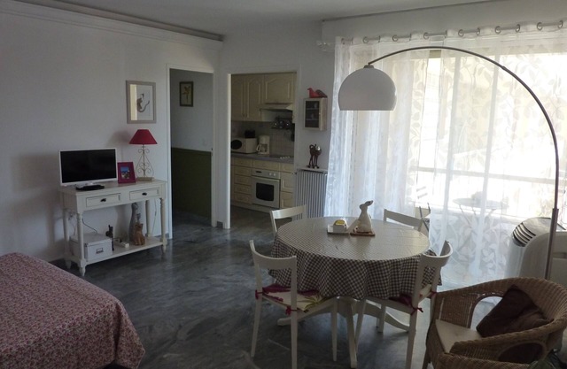 Charming studio of 35 m² in secure residence 100 m from the beach.