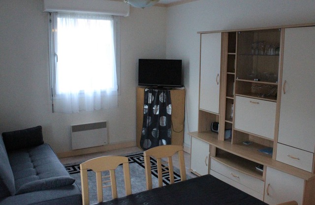 Charming Studio with Balcony, Close to Beach & City Center, Private Parking