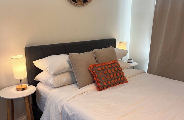 Charming studio in awesome Tampa with WiFi, AC