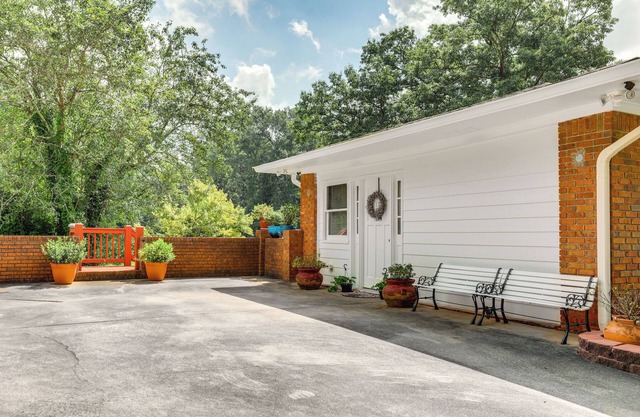 Charming Studio ~ 5 Mi to Stone Mountain Park