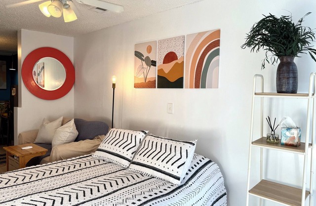 Charming Studio in Great Location, under 10 minutes to beach, downtown, airport