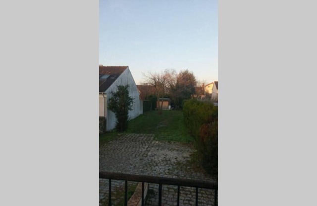 Charming studio with large garden near Paris